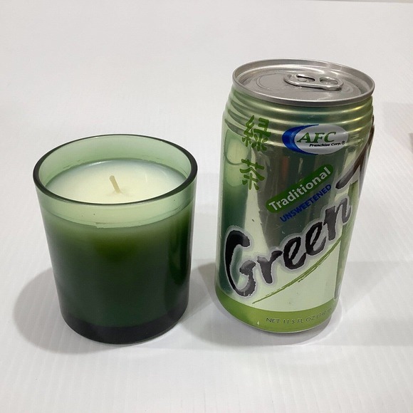 American Eagle Outfitters Live Your Life 5.5oz Christmas Scent Fragrance Candle - Picture 5 of 5